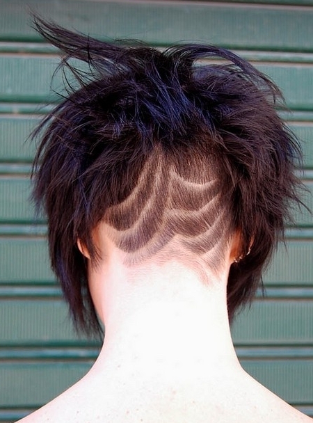 cieniowane fryzury krótkie, wygolony tył we wzorki, uczesanie damskie zdjęcie numer 25A